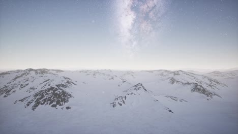 Vía-Láctea-Sobre-Terreno-Cubierto-De-Nieve